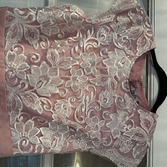 NWT Chi Chi London /Nordstrom Lace Cap Sleeved Open Back Dip Hem Dress (levaeh) - Picture 5 of 10